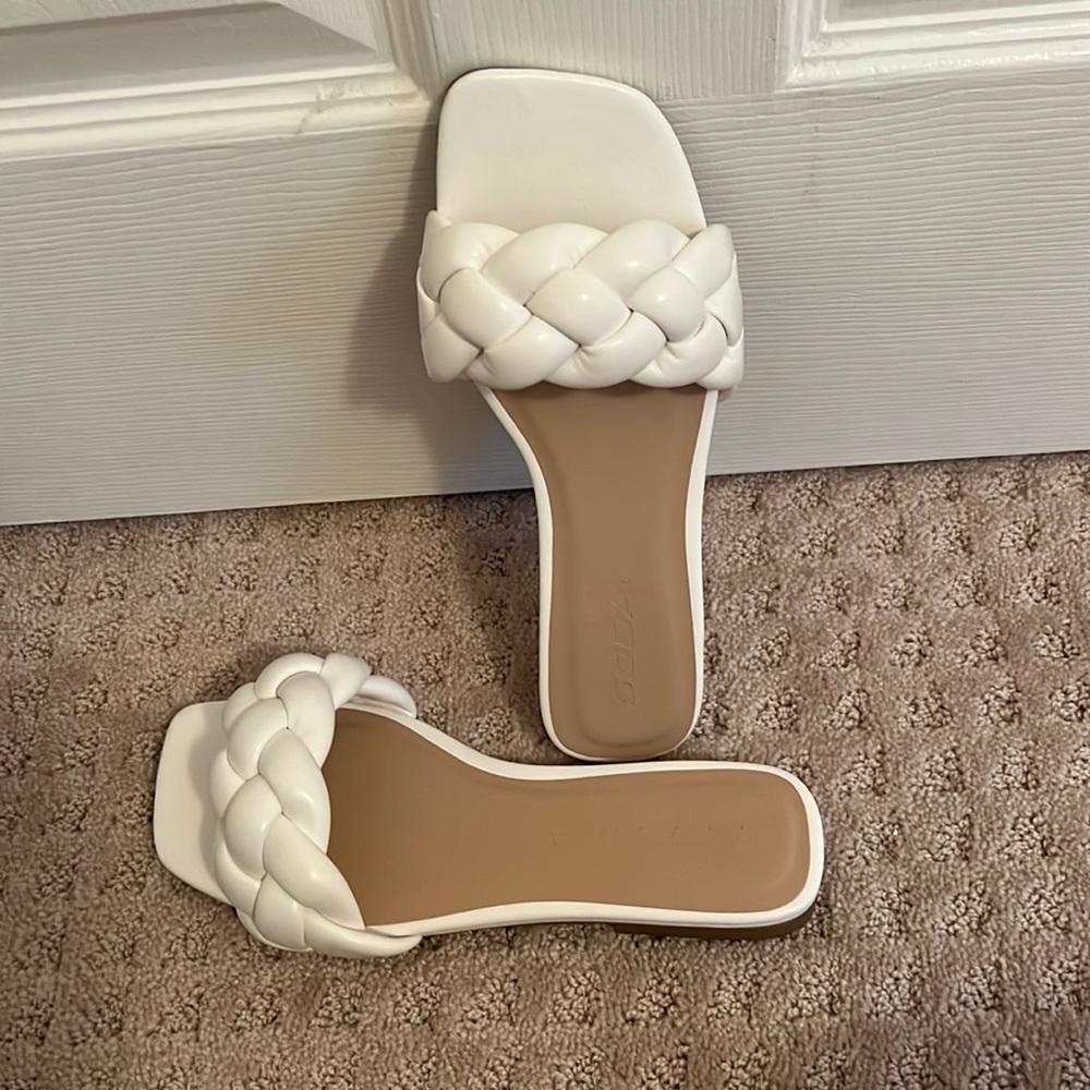 Soda white Big Girls size 6 1/2 sandal